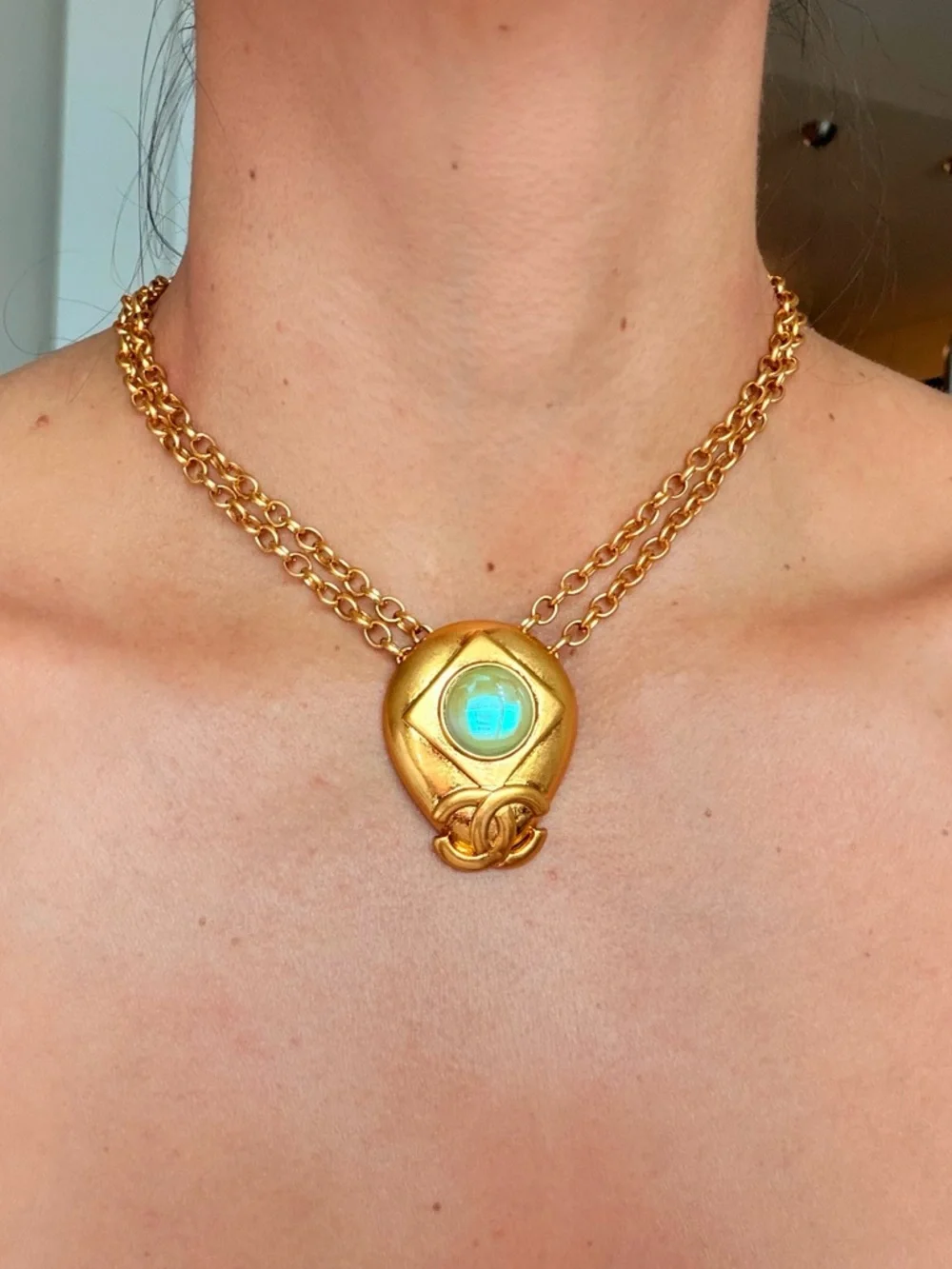 💚Vintage CHANEL Gold-Tone Necklace with Pale Green Cabochon✨ - Picture 10 of 12